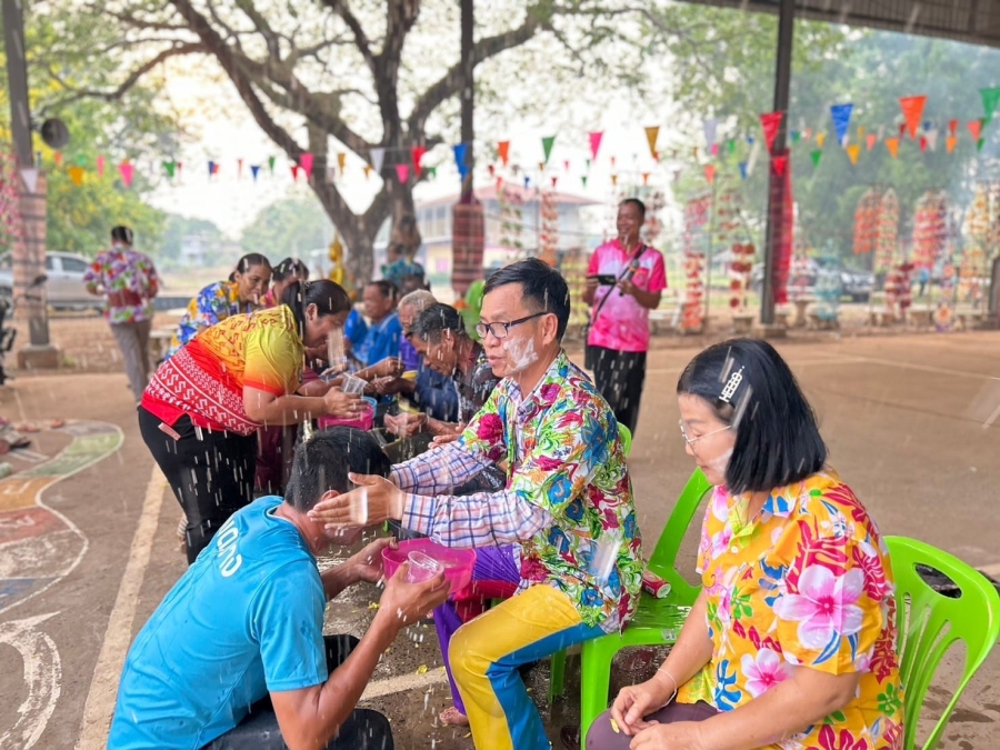 นายสังคม สุทธัง นายกองค์การบริหารส่วนตำบลยาง พร้อมด้วยคณะผู้บริหาร สมาชิกสภา หัวหน้าส่วนราชการ พนักงาน ครูศูนย์พัฒนาเด็กเล็ก และเจ้าหน้าที่ของอบต.ยาง รดน้ำขอพร จาก นายสังคม สุทธัง นายก อบต.ยาง คณะผู้บริหาร ประธานสภา และสมาชิกสภา