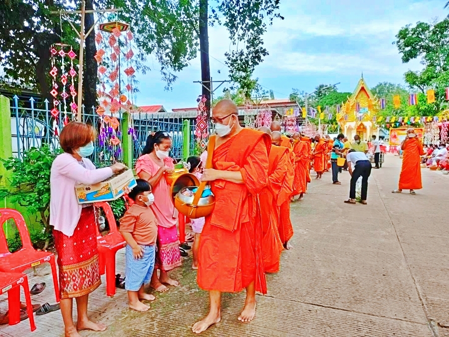 กิจกรรมการทำบุญตักบาตรเทโวโรหณะเนื่องในเทศกาลออกพรรษาเพื่อสืบทอดพระพุทธศาสนาและอนุรักษ์วัฒนธรรมประเพณีอันดีงาม