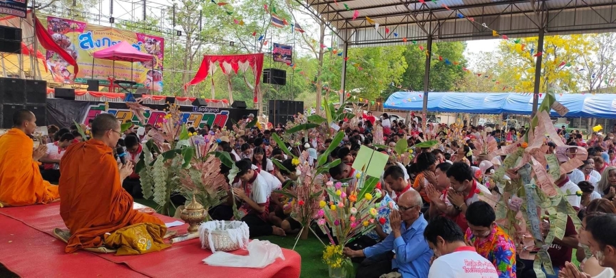 ร่วมกิจกรรมทอดผ้าป่าสามัคคีศิษย์เก่าโรงเรียนชุมชนบ้านปลาขาว ณ โรงเรียนชุมชนบ้านปลาขาว ม.3 ต.ยาง อ.น้ำยืน จ.อุบลราชธานี เพื่อก่อสร้างอาคารโดมอเนกประสงค์ของโรงเรียน สำหรับใช้ประโยชน์เพื่อการศึกษา ตำบลยาง อำเภอน้ำยืน จังหวัดอุบลราชธานี